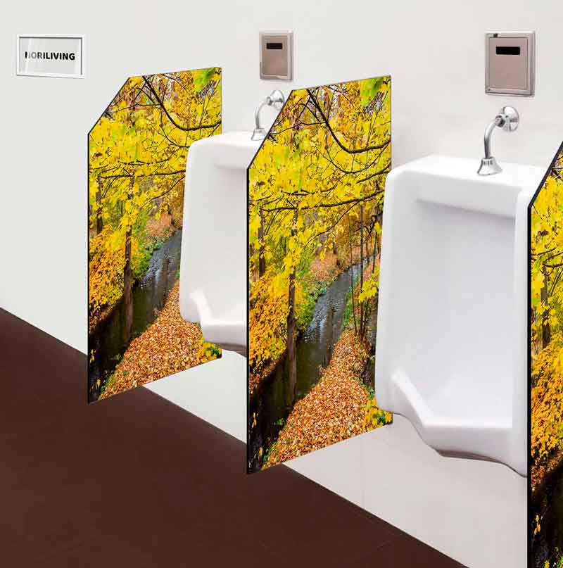 Zwei Urinale mit Trennwänden, die ein herbstliches Flussmotiv zeigen.