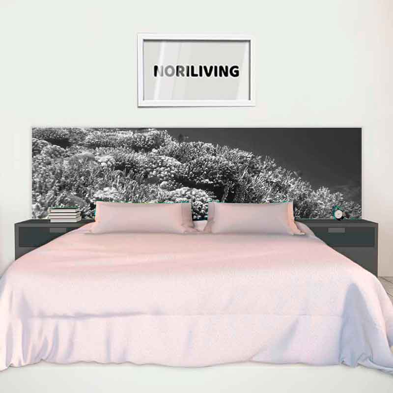Ein elegantes Schlafzimmer mit einem großen Bett, einem kunstvollen Kopfteil und einem Bild mit der Aufschrift NORILIVING an der Wand.