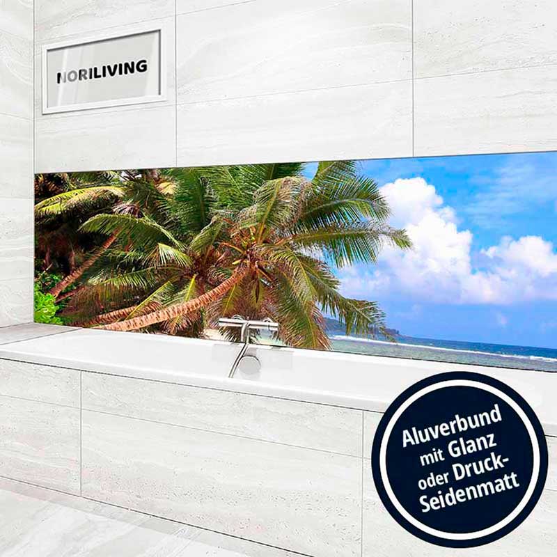 Badezimmer mit Strandmotiv-Glaswand und moderner Badewanne Luxuriöses Badezimmer mit einer fotorealistischen Glaswand mit tropischem Strandmotiv hinter der Badewanne.