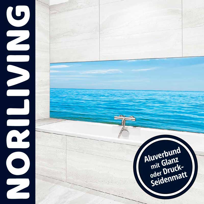 Moderne Badewanne mit blauem Meeresmotiv auf Aluverbund im Hintergrund, erhältlich in Glanz oder Druck-Seidenmatt