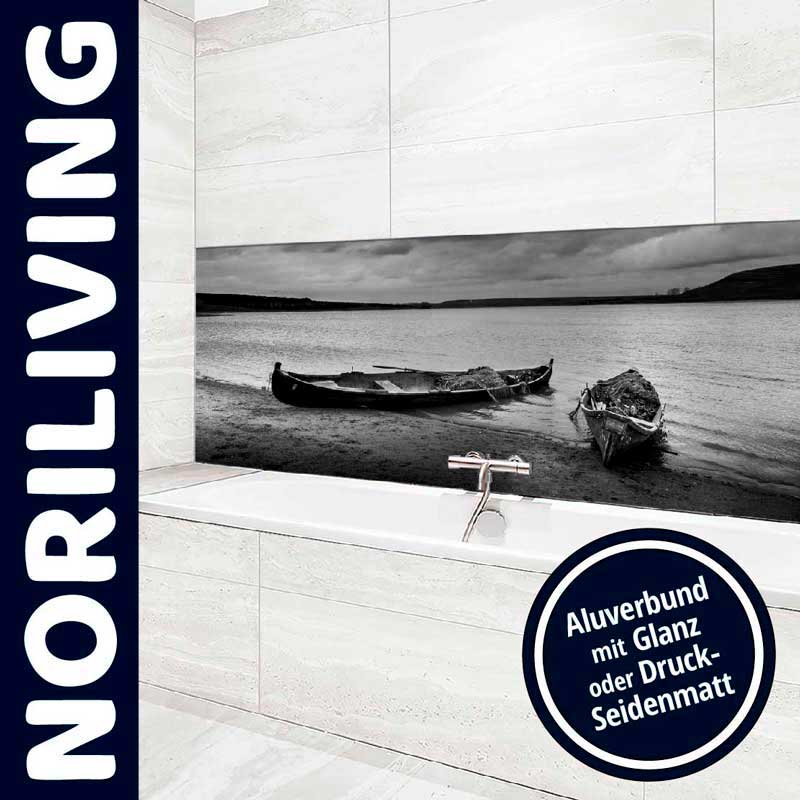 Schwarz-Weiß-Fotodruck von zwei Booten an einem Seeufer als dekorativer Spritzschutz in einem Badezimmer