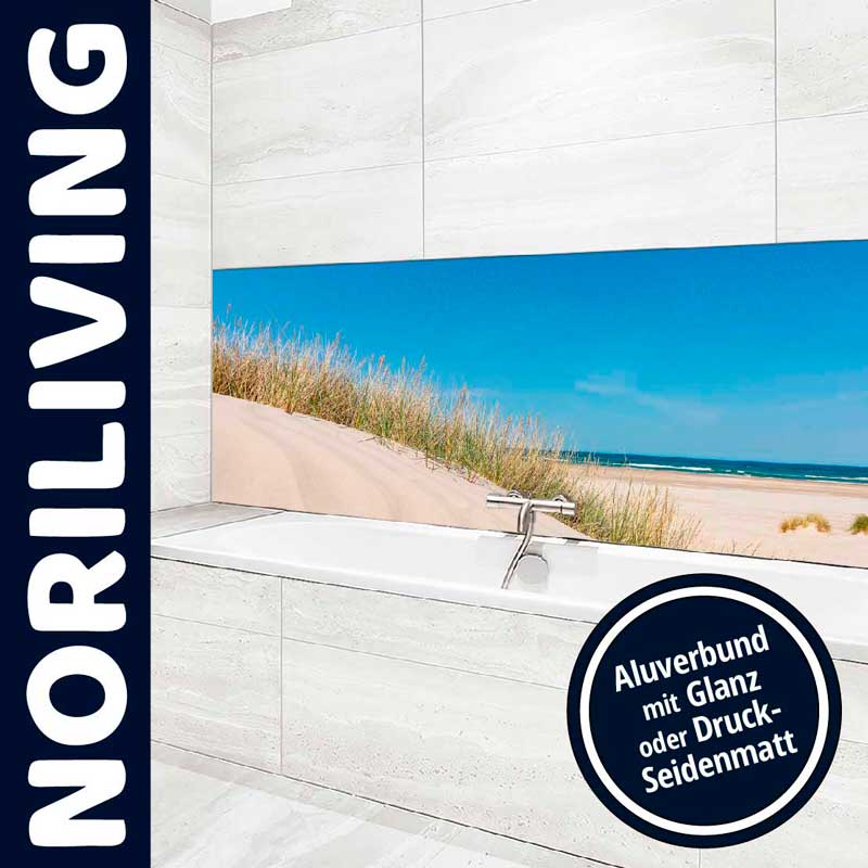 Bad mit Aluverbund-Wandpaneel, das einen Strand zeigt, installiert über einer modernen Badewanne.