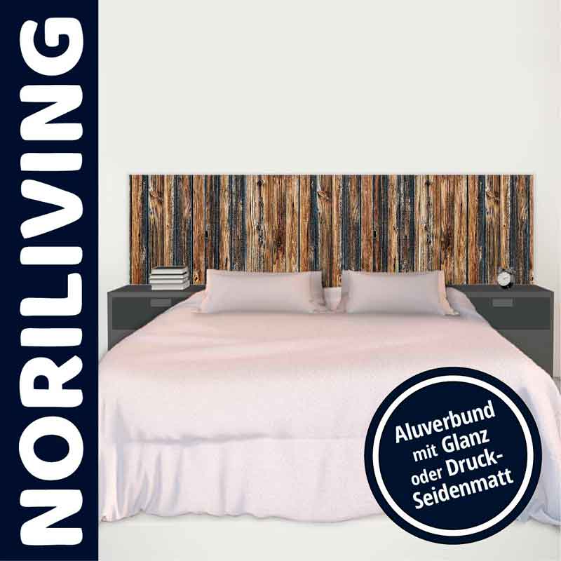 Schlafzimmer mit Bett und rustikalem Holzkopfteil in Alu-Verbund, erhältlich in Glanz oder matt