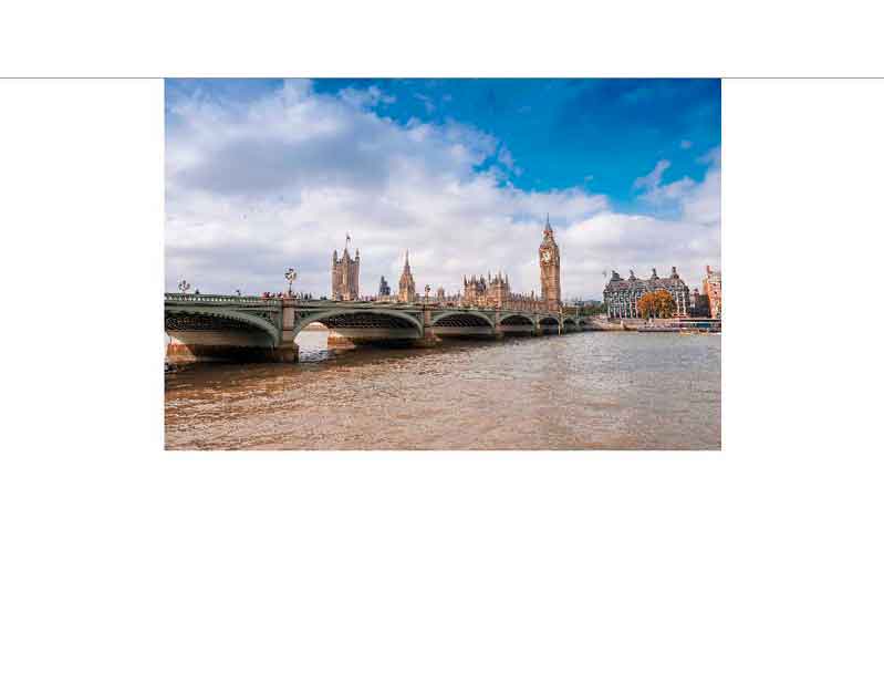 Ansicht der Westminster-Brücke und des Big Ben in London über der Themse an einem sonnigen Tag