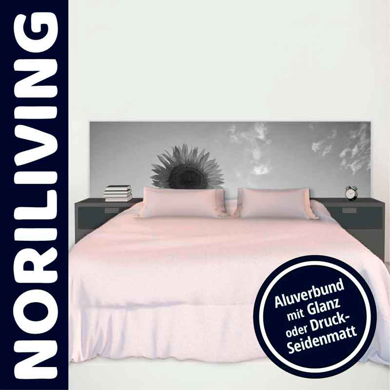 Schlafzimmer mit großem Bett, Aluverbund-Kopfteil mit Sonnenblume und seitlichen Nachttischen
