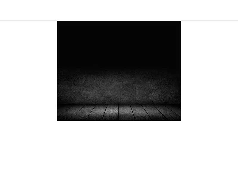 Leerer Raum mit dunklem Holzfußboden und schwarzer Wand im Hintergrund
