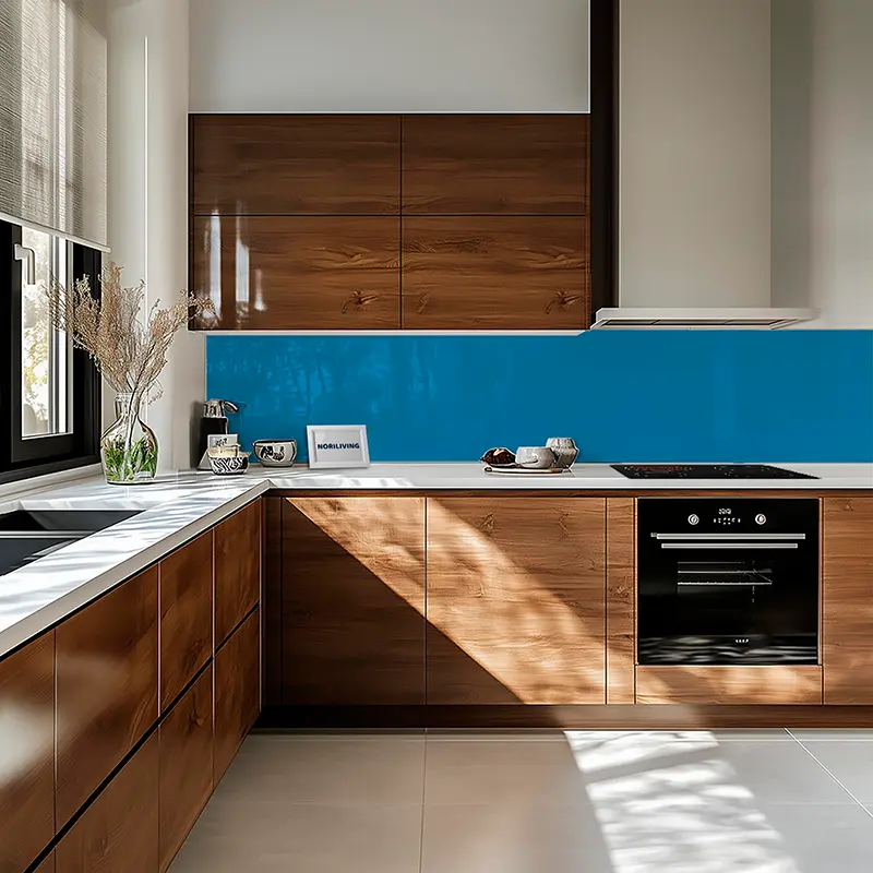 Moderne Küche mit Holzfronten und blauem Spritzschutz