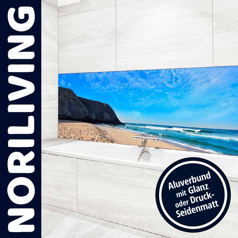 Badezimmer mit Badewanne und Wandverkleidung in Strandoptik, verfügbar in glänzend oder seidenmatt auf Aluverbund.