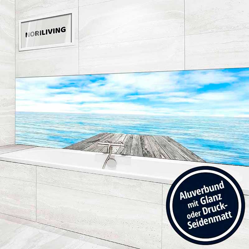 Badezimmer mit Aluverbund-Wandverkleidung in Glanz oder Druck-Seidenmatt Modernes Badezimmer mit einer Wandverkleidung aus Aluverbund, die eine Meereslandschaft zeigt. Die Oberfläche ist in Glanz oder Druck-Seidenmatt erhältlich.