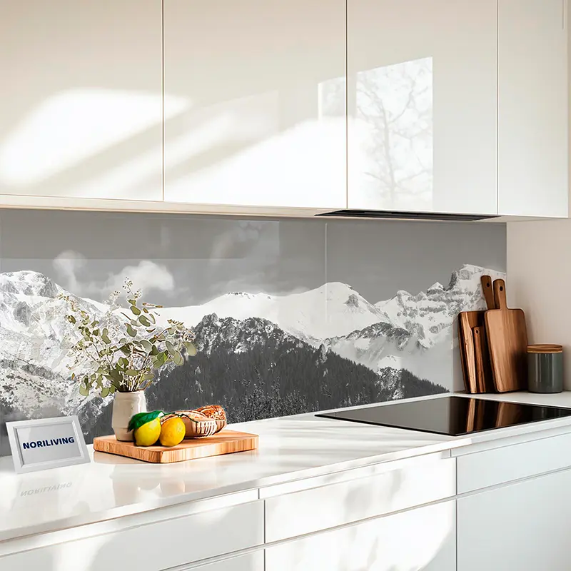 Fliesenspiegel Alu Verschneite Berge mit grüner Wiese 856 schwarz-weiß