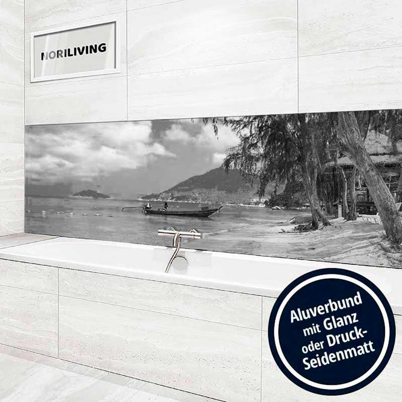 Schwarz-weißes Naturmotiv als Dekorwand über einer Badewanne mit Alubund, erhältlich in Glanz oder Druck-Seidenmatt