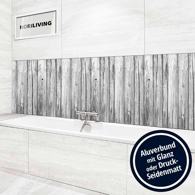 Badewanne mit Wandverkleidung in Holzoptik und Aluverbund-Optionen