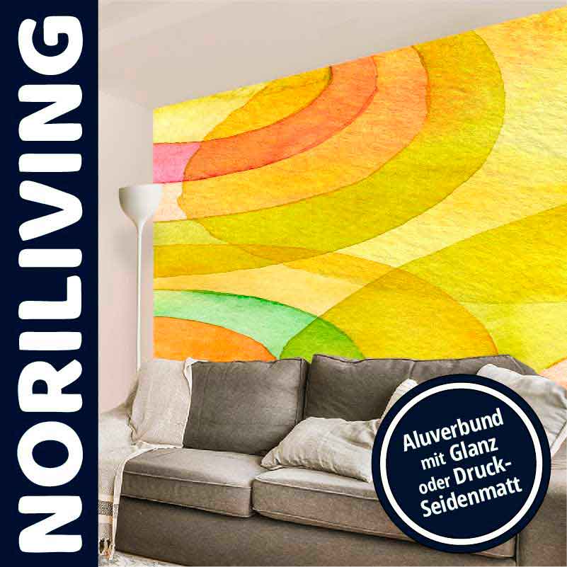 Graues Sofa vor bunter Wandtapete aus Aluverbund in einem modernen Wohnzimmer von NORILIVING