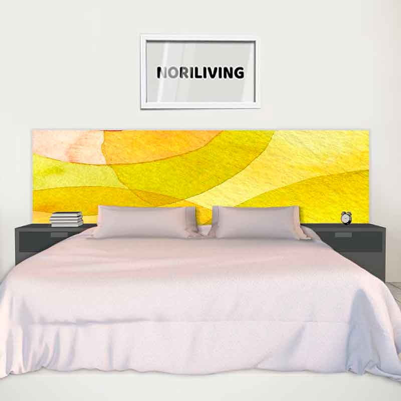 Schlafzimmer mit gelb-orange gemusterter Kopfteilwand, weißem Doppelbett und Nachttischen mit Büchern und Wecker