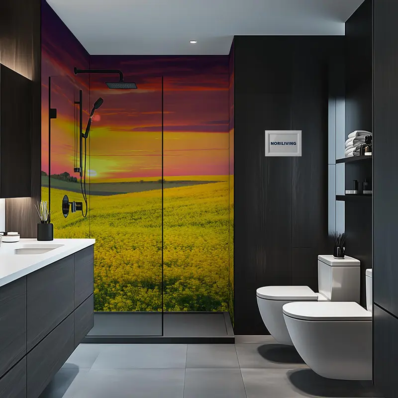 Modernes Bad mit gläserner Dusche und Feldbild