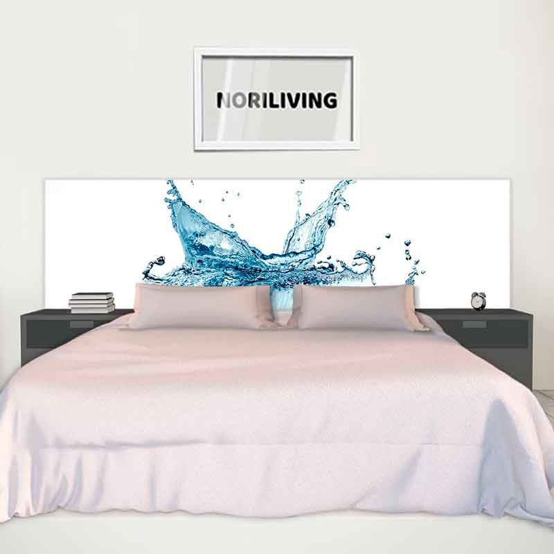 Bett mit Kopfteil, das ein kunstvolles Wasserspritzbild zeigt, und Nachttische mit Dekorationen