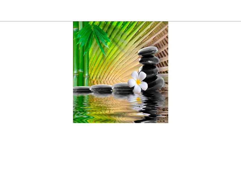 Zen-Steine mit weißer Blüte und Bambus im Hintergrund, reflektiert im Wasser.