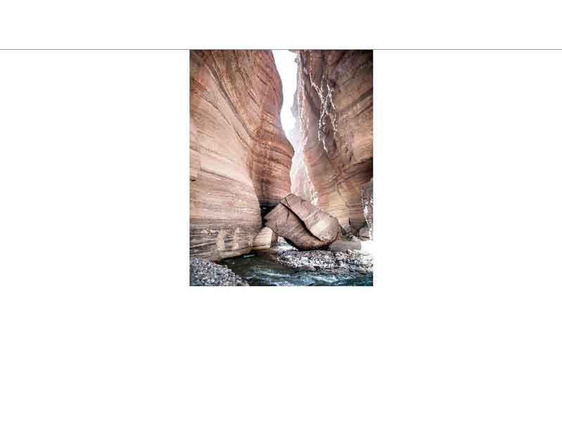 Naturaufnahme einer malerischen Schlucht mit imposanten Felsen und fließendem Wasser