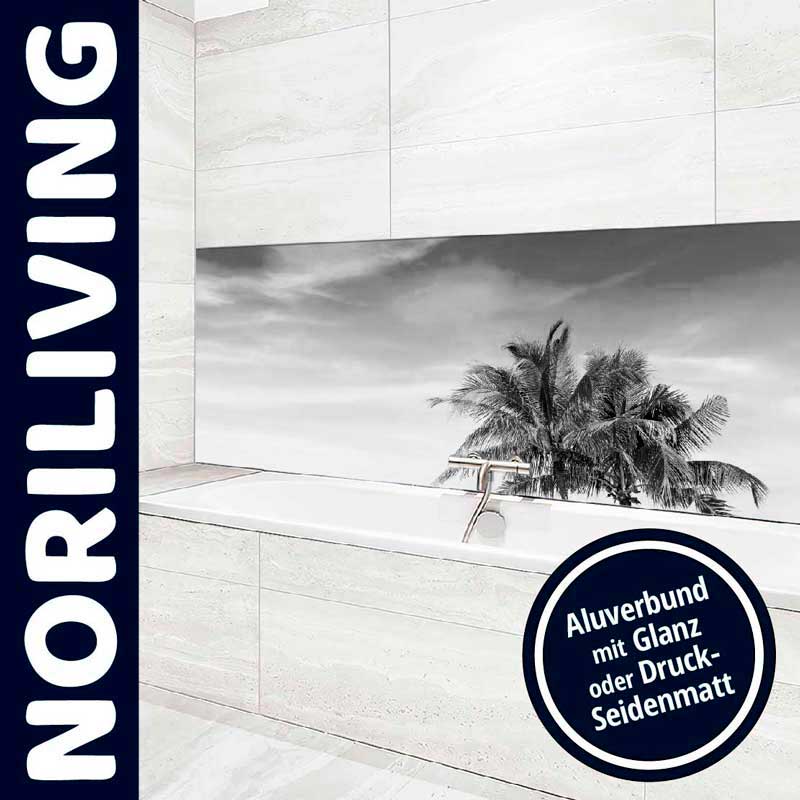 Badezimmer mit Aluverbundfliesen und einem tropischen Palmenbild im Hintergrund