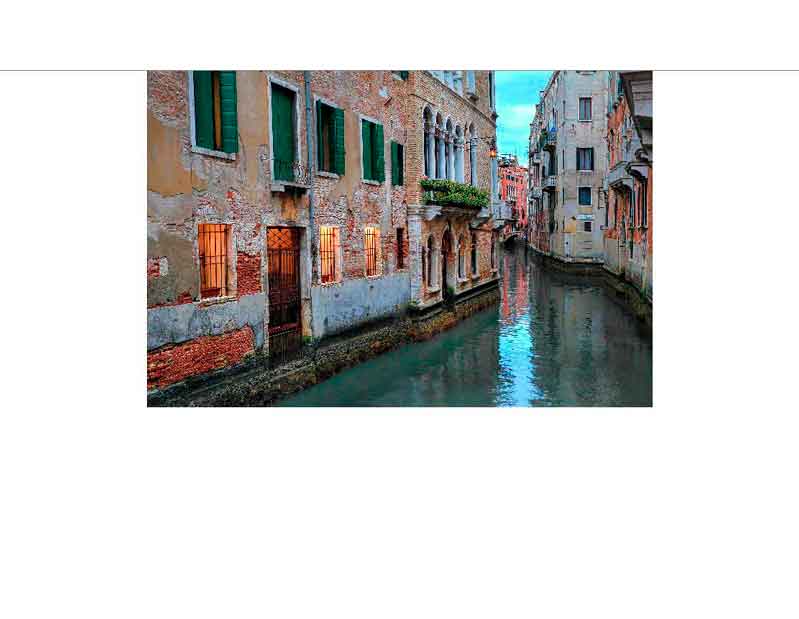 Romantische Wasserstraße in Venedig bei Dämmerung Malerische venezianische Gasse mit alten Backsteingebäuden und ruhigem Wasserkanal