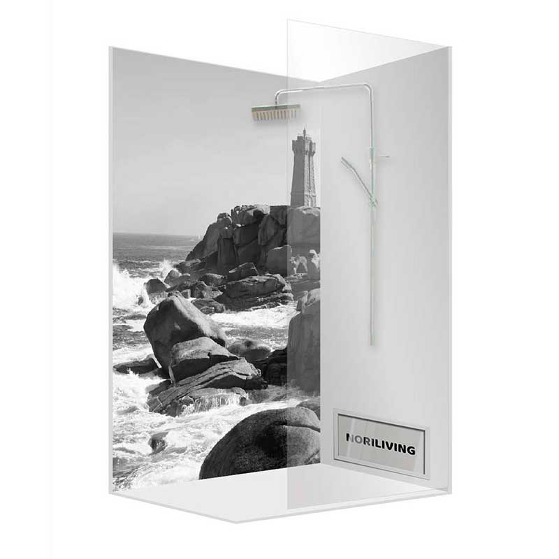 Glas-Duschwand mit Küstenmotiv neben Duschkopf, Marke Norliving