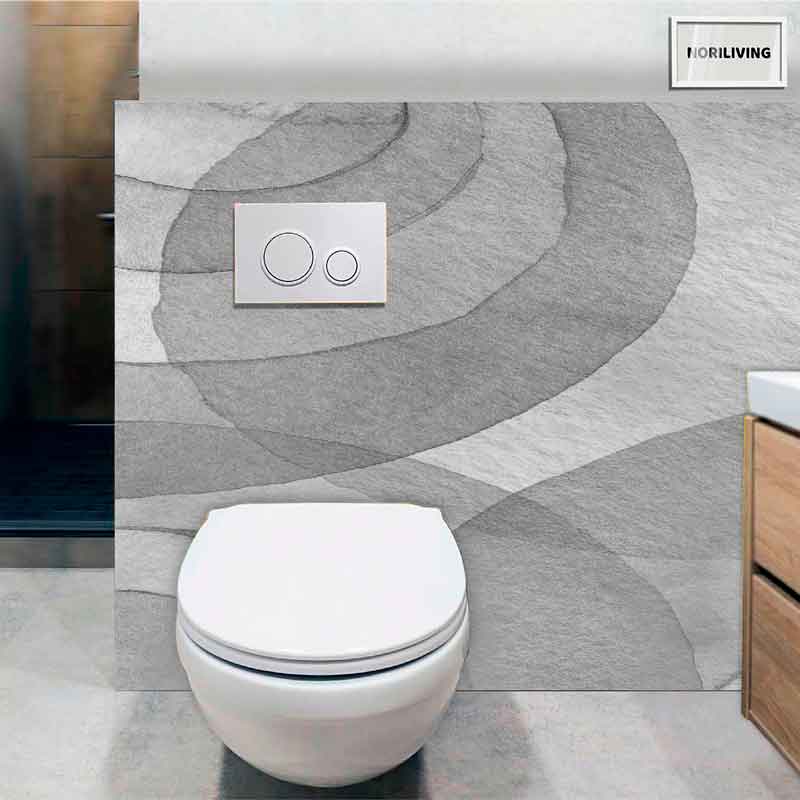 Ein elegantes, weißes Hänge-WC vor einer Wand mit grauer, wellenartiger Stein-Optik in einem modernen Badezimmer