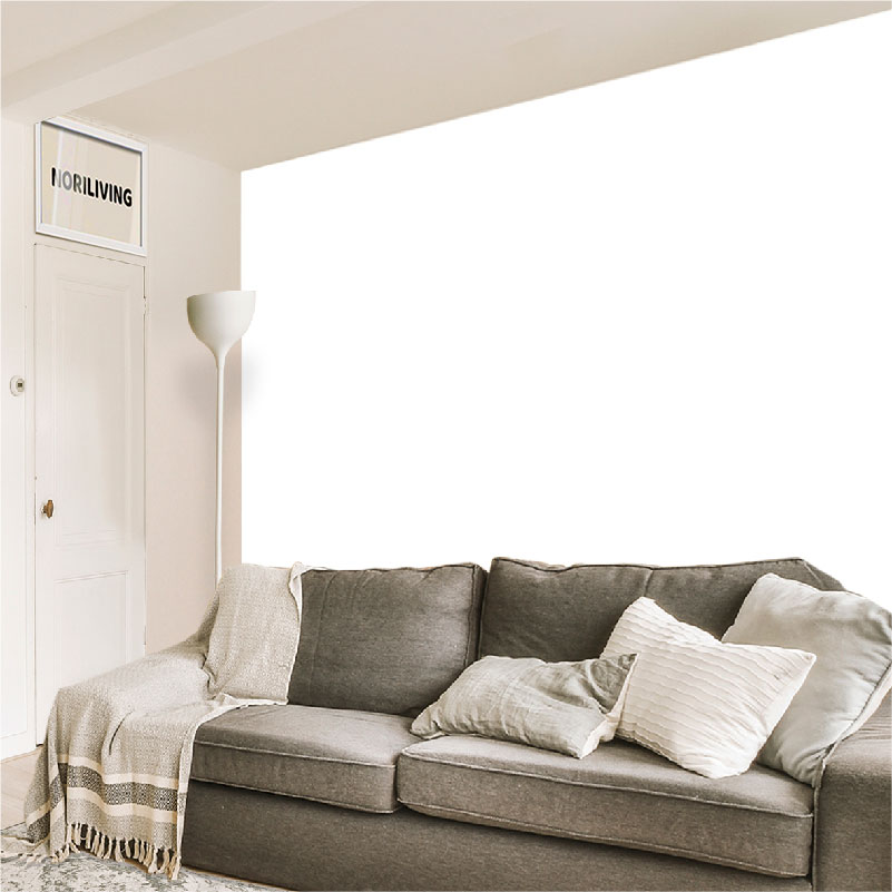 Modernes Wohnzimmer mit grauem Sofa, weißen Kissen und Stehlampe