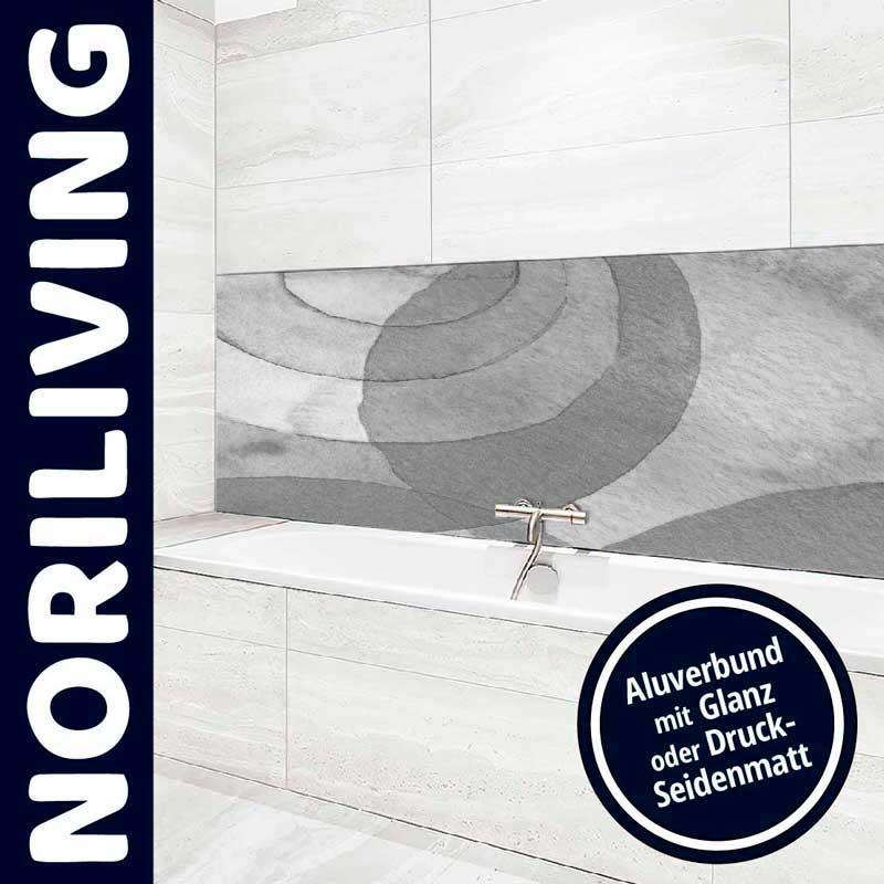Elegantes Badezimmer mit grauer Aluverbund-Rückwand und Badewanne, gestaltet von Noriliving