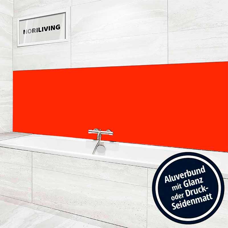 Badezimmer mit rotem Aluverbund-Spritzschutz hinter der Badewanne und NORILIVING Logo