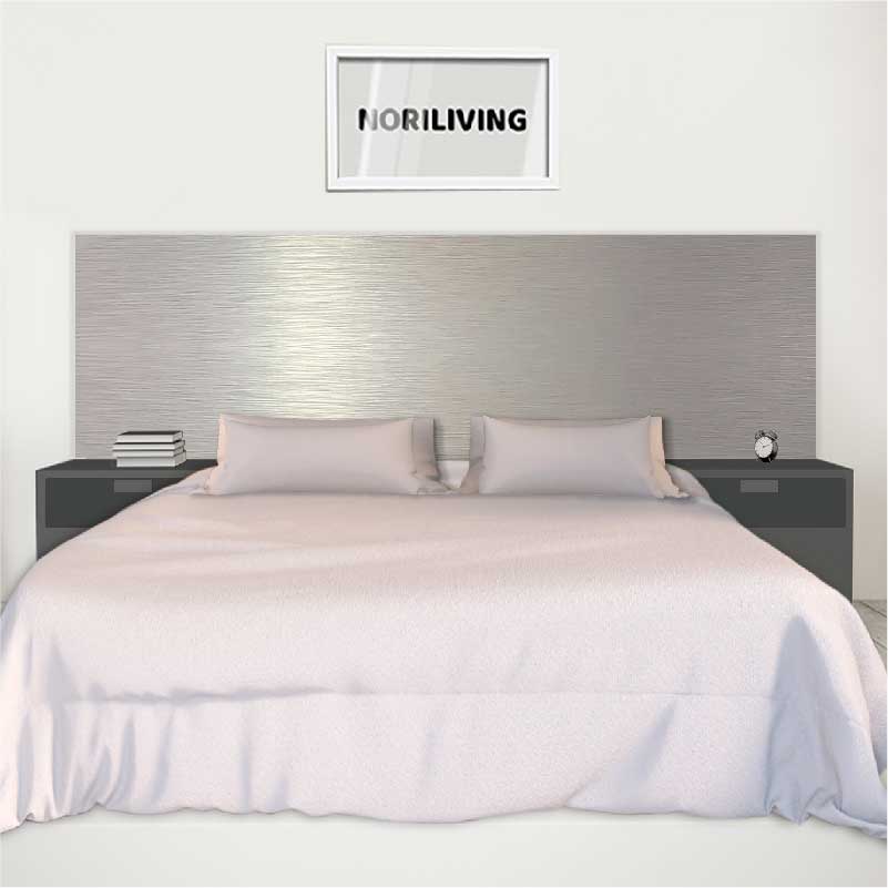 Helles Schlafzimmer mit Doppelbett, grauem Kopfteil, Nachttischen und gerahmtem Bild an der Wand.