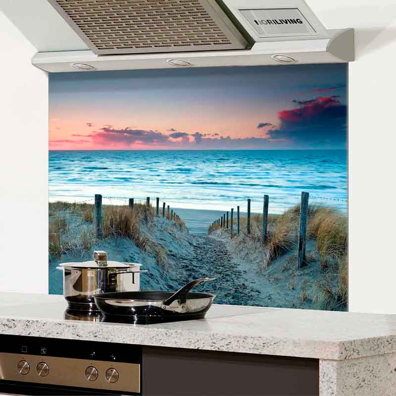 Moderne Küche mit Rückwandbild eines Weges zum Strand bei Sonnenuntergang