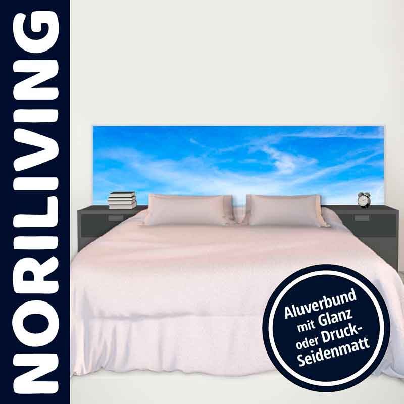 Moderner NORILIVING Schlafbereich mit Alu-Verbund Kopfteil mit blauen Himmel und Wolkenmotiv
