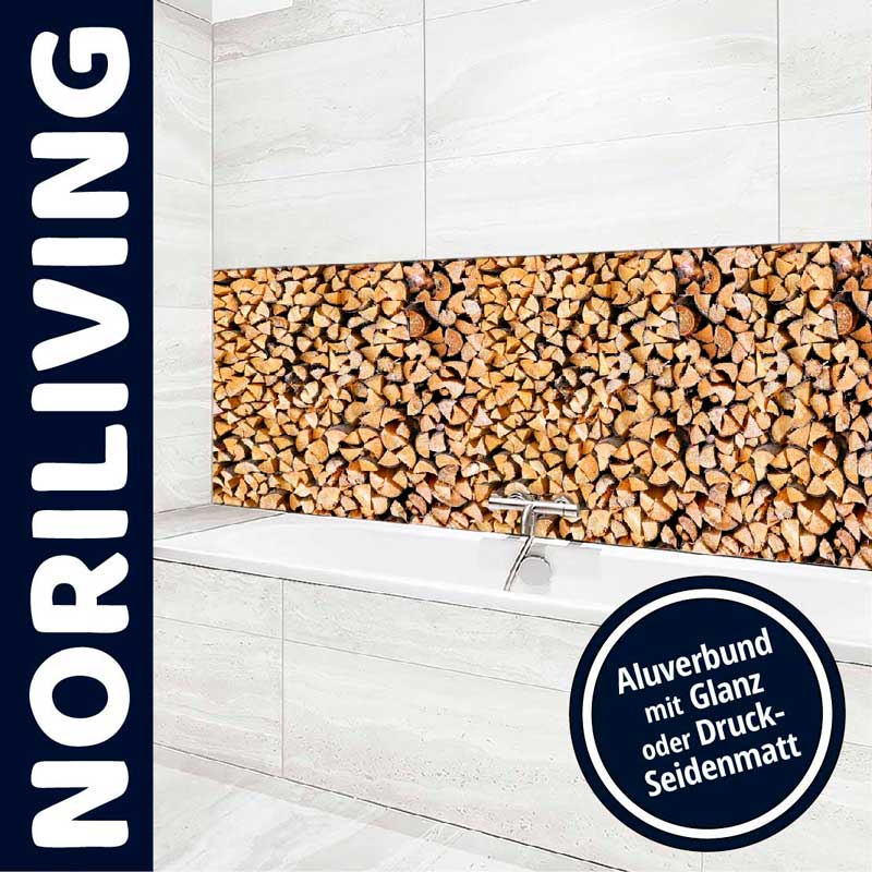 Badezimmer mit Noriliving Aluverbund Wandpaneel in Holzoptik über der Badewanne