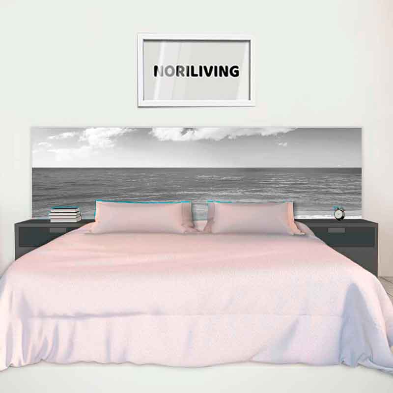 Modernes Schlafzimmer mit großem Bett und Meerbild als Kopfteil Schlafzimmer mit großem Bett, Meerbild als Kopfteil und Wandbild mit Schriftzug "NORILIVING"