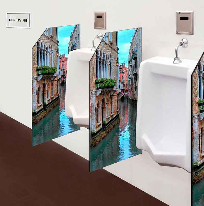 Ungewöhnliches Urinaldesign mit Venedig-Motiv Ein Urinal mit einer Trennwand, die ein Bild einer venezianischen Architektur und eines Kanals zeigt.