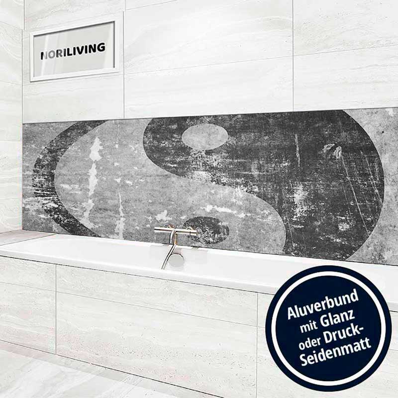 Modernes Badezimmer mit Yin-Yang Motiv auf Aluverbund an der Wand hinter der Badewanne, wahlweise in Glanz oder Druck-Seidenmatt erhältlich.