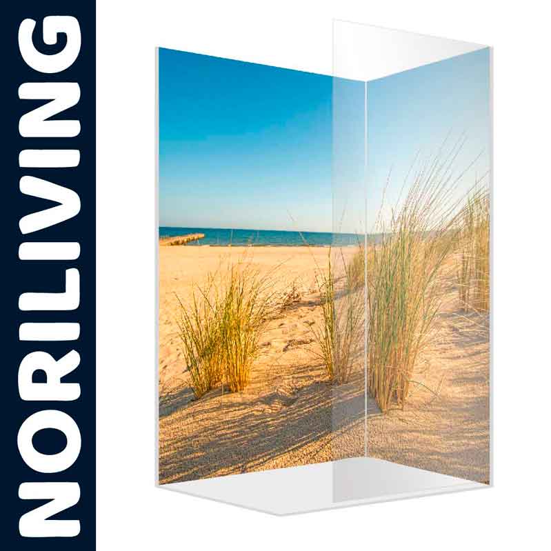 Transparente Duschwand von NORILIVING mit Strandmotiv und blauem Himmel.