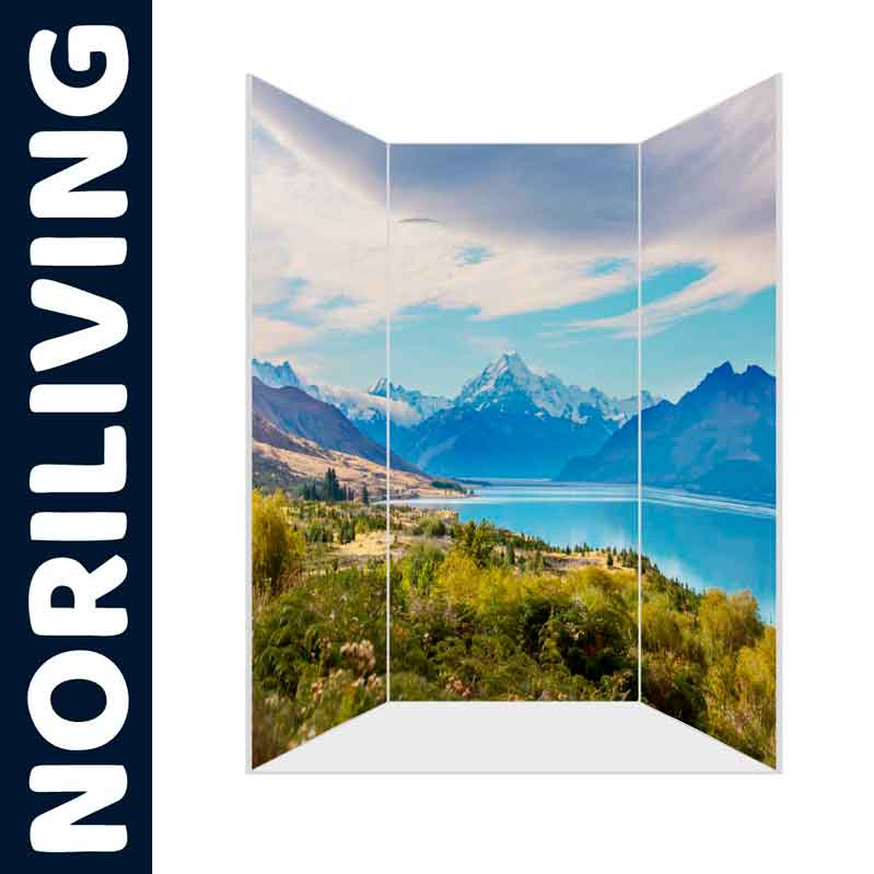 Raumteiler mit Berg- und Seepanorama von Noriliving Dekorativer Raumteiler von Noriliving mit Motiv eines malerischen Berg- und Seepanoramas