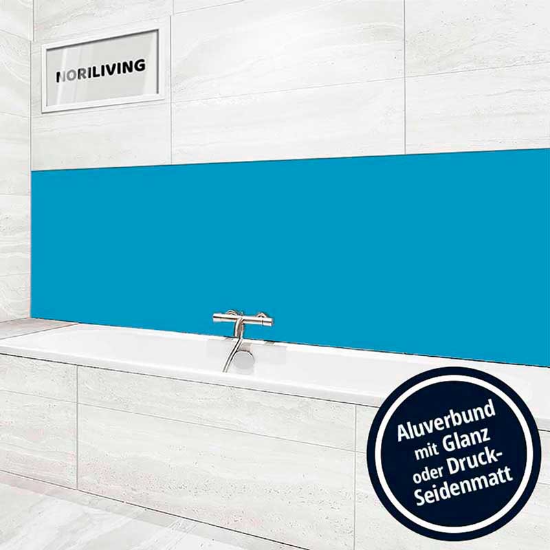 Elegantes Badezimmer mit blauer Aluverbund-Rückwand in Glanz oder Druck-Seidenmatt, über einer modernen Badewanne