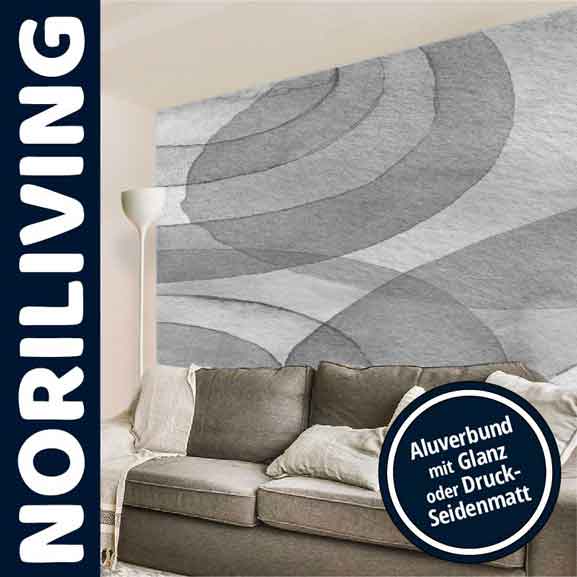 Wohnzimmer mit grauem Sofa und stilvoller Wanddeko aus Aluverbund in Glanz- oder Druck-Seidenmatt-Oberfläche