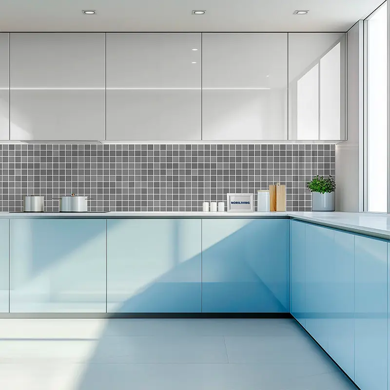 Minimalistische Küche mit Mosaikrückwand und Pflanzen