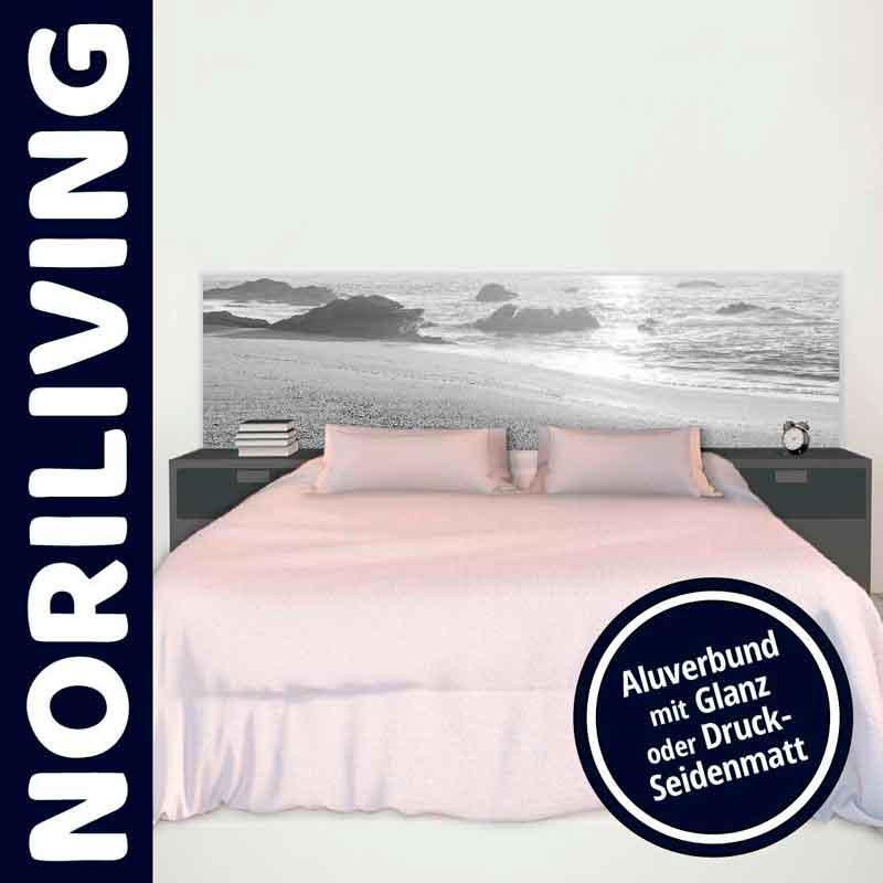 NORILIVING-Bett mit fotorealistischem Strandmotiv als Kopfteil, erhältlich in Glanz oder Druck-Seidenmatt, zeigt ein modernes Schlafzimmerdesign.