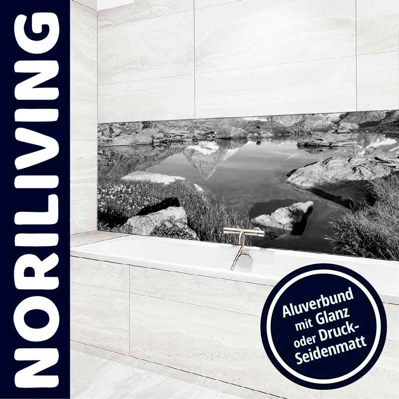 Badezimmer mit dekorativem Landschaftsbild auf Aluverbund, wahlweise glänzend oder druck-seidenmatt, von Noriliving