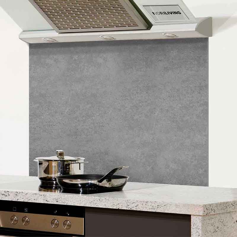Graue Stein-Küchenrückwand mit Kochfeld und Dunstabzugshaube