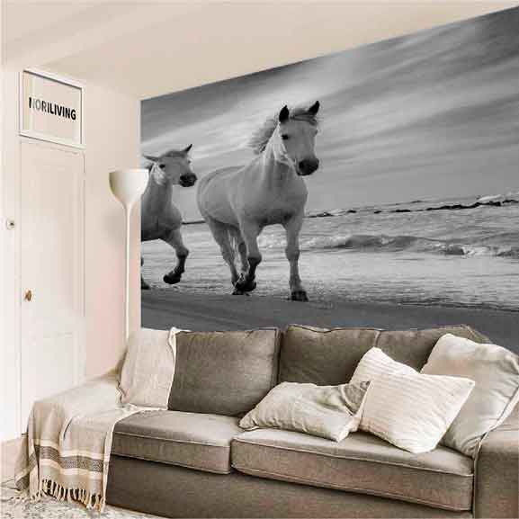 Moderne Wohnzimmerdekoration mit einer Fototapete von Pferden am Strand