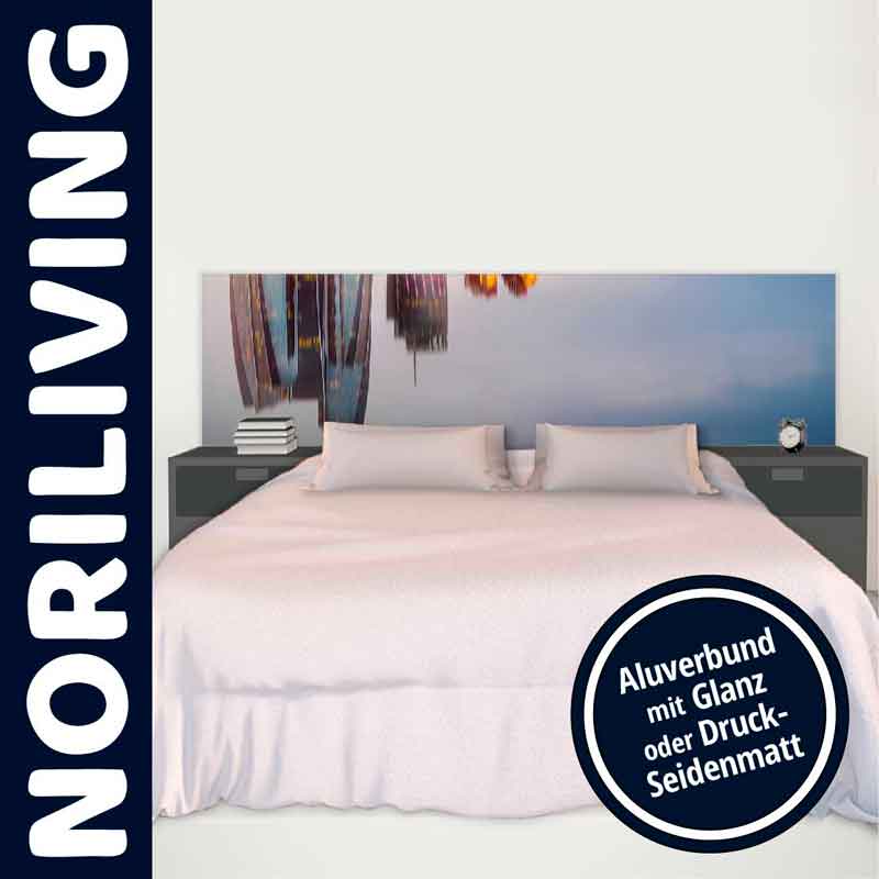 Ein modernes Schlafzimmer mit einem großen Bett, flankiert von Nachttischen. Das auffällige Kopfteil aus Aluverbund zeigt ein abstraktes Design und bietet eine Wahl zwischen Glanz oder Druck-Seidenmatt.