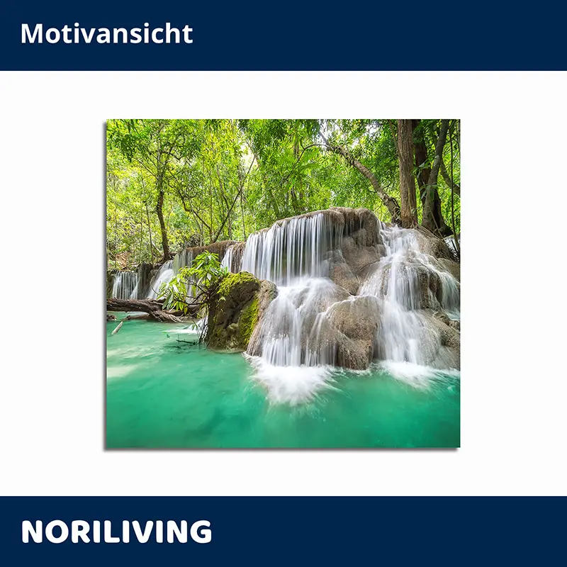 Tropischer Wasserfall über Kalkstufen, grünes Wasser