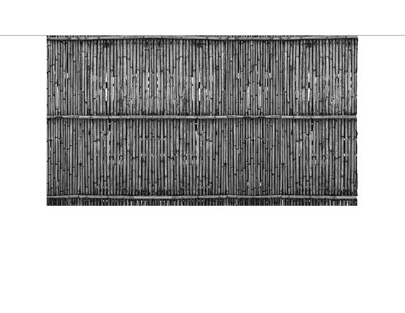 Nahaufnahme eines strukturierten Bambuszauns als Sichtschutz