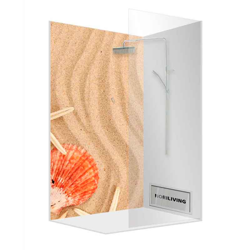 Duschwand mit Muschel- und Sandmuster Duschwand mit sandigem Muschelmuster und Duschkopf