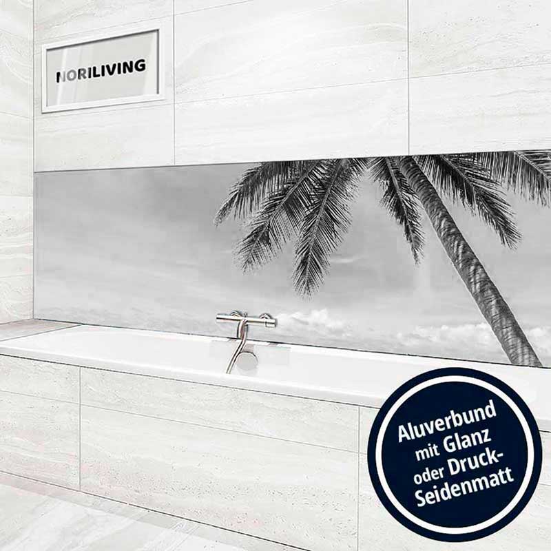 Helles Badezimmer mit Palmenwandbild auf Alu-Verbundplatte, glänzend oder seidenmatt.